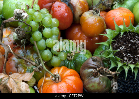 Ein Teller mit faulen Obst und Gemüse Stockfoto