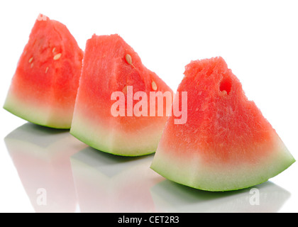 Scheiben Wassermelone auf weißem Hintergrund Stockfoto