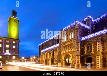 Die Guildhall in Norwich Stadtzentrum zu Weihnachten beleuchtet. Stockfoto