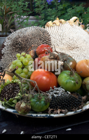 Ein Teller mit faulen Obst und Gemüse Stockfoto