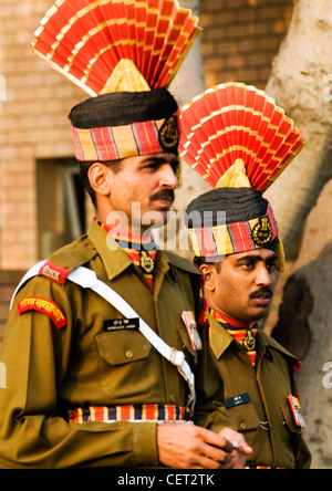 bunte indische Grenzwächterinnen und Grenzwächter während der täglichen "Schließung der Grenze ' Zeremonie in Attari - Wagah in Punjab. Stockfoto