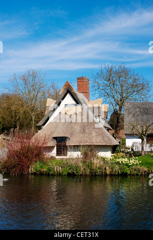 Brücke Häuschen durch den Fluss Stour. Das Reetdachhaus aus dem 16. Jahrhundert ist eine Ausstellung über den Künstler John Constable. Stockfoto