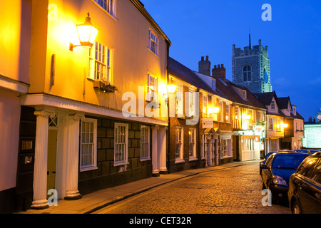 Princes Street in Norwich, bei Einbruch der Dunkelheit beleuchtet. Stockfoto