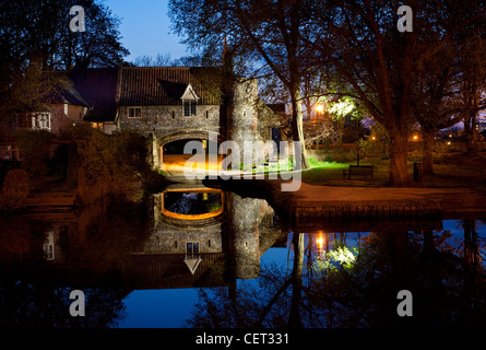 Zieht Fähre, einmal ein 15. Jahrhundert Watergate auf dem Fluss Wensum, nachts beleuchtet. Stockfoto