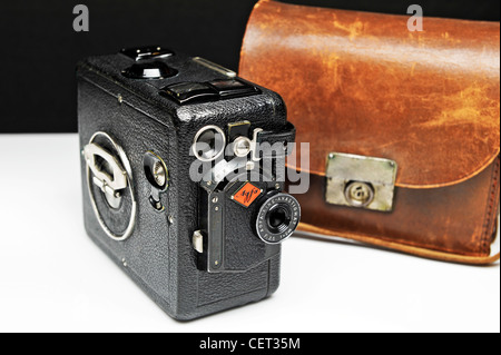 Vintage Agfa 8 mm wind up box style Film Kamera mit Ledertasche. Stockfoto
