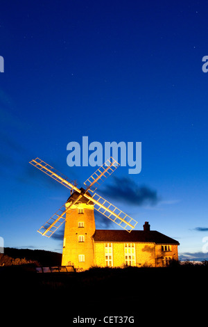 Weybourne Windmühle, ein Klasse-ll aufgeführten Gebäude aus dem Jahr 1850, nachts beleuchtet. Stockfoto