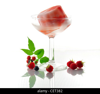Fruchtsorbet in Glasschale Stockfoto