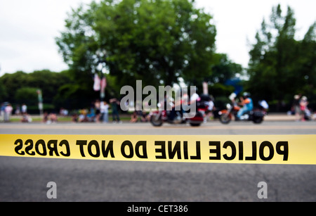 Polizei-Linie nicht überqueren, Polizei Klebeband in der Innenstadt von Washington DC mit Motorrädern im Hintergrund. Stockfoto