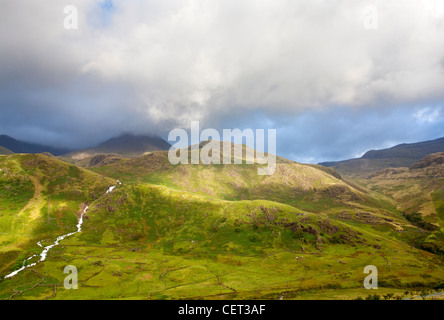 Gewitterwolken über der Snowdon-Reihe von Bergen in Snowdonia-Nationalpark. Stockfoto