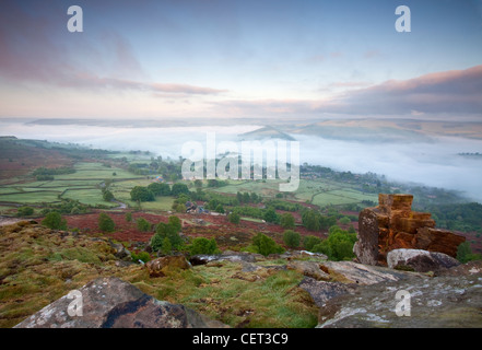 Nebel über dem Dorf Calver gesehen an der ersten Ampel vom Curbar Rand in der Peak District National Park. Stockfoto