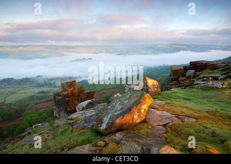 Nebel über dem Dorf Calver gesehen an der ersten Ampel vom Curbar Rand in der Peak District National Park. Stockfoto