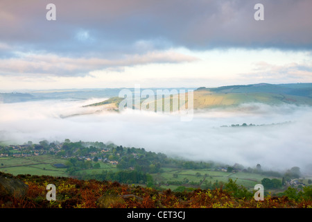 Nebel über dem Dorf Calver gesehen an der ersten Ampel vom Curbar Rand in der Peak District National Park. Stockfoto