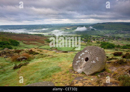 Zeigen Sie in der Morgendämmerung von einem verlassenen Mühlstein am Curbar Rand zu niedrig liegenden Nebel unten im Tal an. Stockfoto