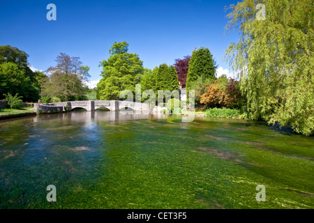 Das tief gewölbt mittelalterliche Sheepwash Brücke über den Fluss Wye bei Ashford im Wasser in der Peak District National Park. Stockfoto