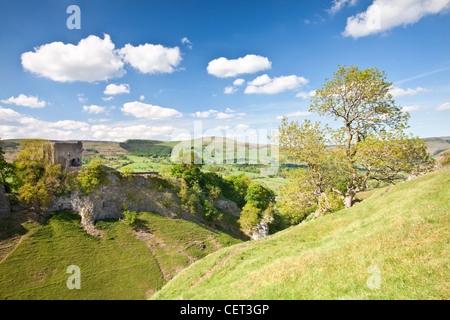 Peveril Schloß, eine normannische Burg hoch auf einer Klippe über Castleton in der Peak District National Park gebaut. Stockfoto