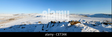 Panoramablick von der Spitze des über Owler Tor des Schnees bedeckt Landschaft im Peak District National Park, mit Blick auf WLAN Stockfoto