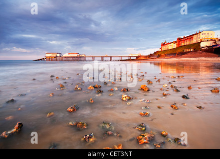 Stürmische Licht über Cromer Pier kurz vor Sonnenuntergang an der Nordküste von Norfolk. Stockfoto