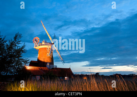 Cley Windmühle, eine Klasse ll denkmalgeschützten Turm Mühle erbaut im frühen 19. Jahrhundert, nachts beleuchtet. Die Windmühle wurde b Stockfoto