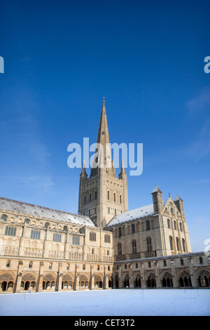 Schnee bedeckt das Labyrinth in der Kreuzgang Garth der Kathedrale von Norwich. Stockfoto