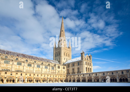 Schnee bedeckt das Labyrinth in der Kreuzgang Garth der Kathedrale von Norwich. Stockfoto