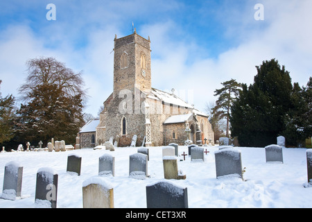 Schnee bedeckt den Kirchhof der St.-Petri Kirche in Bramerton an einem Winter-Morgen. Stockfoto
