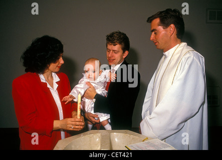 Römisch-katholische Priester, Taufe, Taufe, Taufe baby, baby, Taufen, Junge, Junge, Kirche, Gottesdienst, Novato, Kalifornien Stockfoto