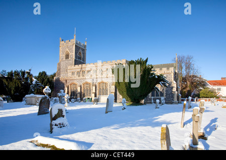 Die traditionelle Feuerstein Kirche St. Mary in dem Dorf von Stratford St. Mary nach einem schweren Winter Schneefall. Stockfoto