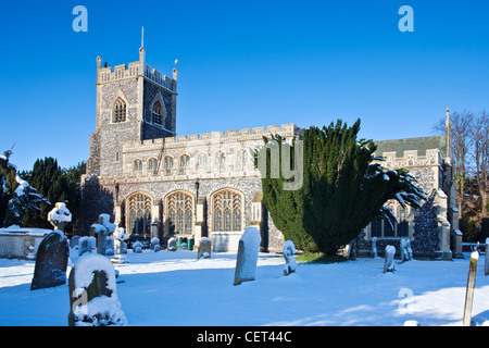 Die traditionelle Feuerstein Kirche St. Mary in dem Dorf von Stratford St. Mary nach einem schweren Winter Schneefall. Stockfoto