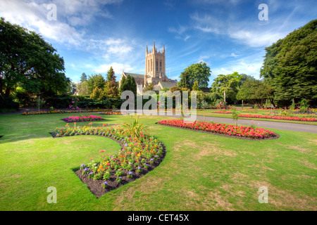 Blick über den Klostergarten St Edmundsbury Cathedral, 1503 als St James Kirche immer eine Kathedrale im Jahre 1914 gebaut. Stockfoto