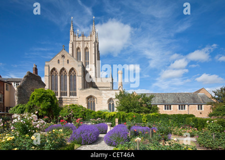 Blick von den Klostergarten auf St Edmundsbury Cathedral, im Jahre 1503 als St James Kirche immer eine Kathedrale im Jahre 1914 gebaut. Stockfoto