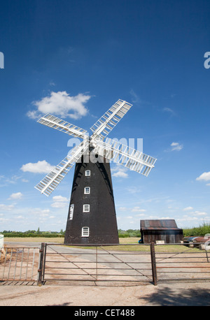 Pakenham Windmühle 1831 gebaut ist eine Denkmalgeschützte Turm Mühle in den 1950er Jahren vollständig restauriert. Mehl ist nach wie vor Ort in der Mühle Stockfoto