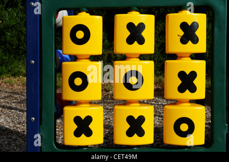 Ein Nullen und Kreuze (Tic Tac Toe) Spiel für Kinder in einem Park Stockfoto