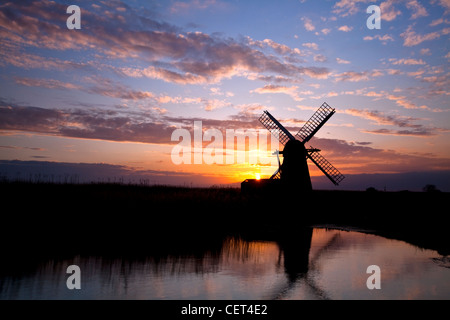 Herringfleet Entwässerung Windmühle (Walkers Mühle) Silhouette bei Sonnenuntergang. Die Mühle ist eine Klasse ll aufgeführt Kittel Mühle erbaut 1820 th Stockfoto