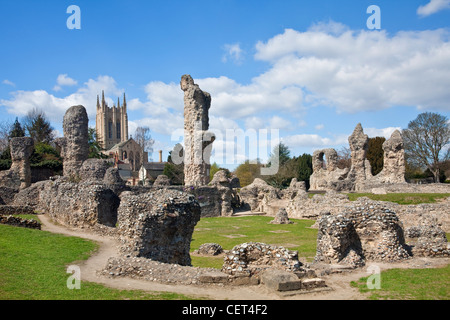 Die Ruinen der Abtei von Bury St Edmunds in der 11. und 12. Jahrhundert und St Edmundsbury Kathedrale gebaut. Stockfoto