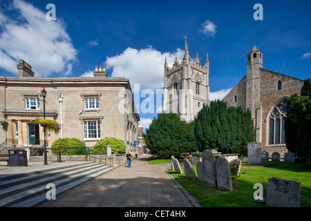 Die Church of St. Peter und St. Paul gegenüber dem Wisbech und Fenland Museum, eines der ältesten Museen in Großbritannien. Stockfoto