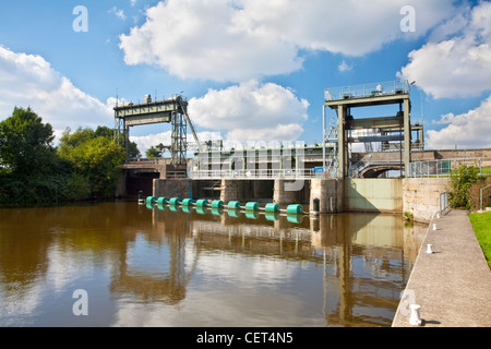 Bestandteil der Denver-Schleuse auf dem Fluss Great Ouse, entworfen, um die Gezeiten Wasser in den vom Menschen verursachten hundert Fuß Fluss und p umzuleiten Stockfoto