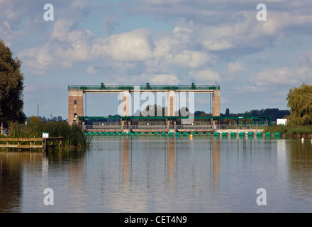 Bestandteil der Denver-Schleuse auf dem Fluss Great Ouse, entworfen, um die Gezeiten Wasser in den vom Menschen verursachten hundert Fuß Fluss und p umzuleiten Stockfoto