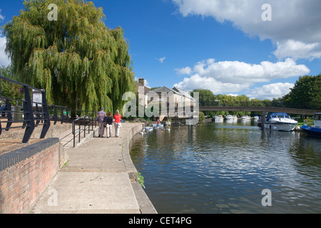 Menschen zu Fuß entlang des Flusses durch den Fluss Ouse in Ely. Stockfoto