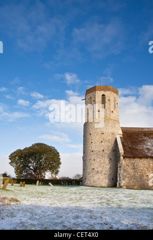 Die Kirche von West Somerton St Mary nach Winter Schneefall. Stockfoto