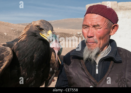 Kasachische eagle Hunter und seinem Steinadler in der Altai-Region von Bayan-Ölgii in der westlichen Mongolei Stockfoto