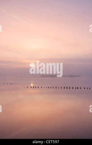 Sonnenaufgang über dem Blythburgh Mündung an einem nebligen Morgen in Suffolk. Stockfoto