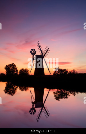 Turf Moor Entwässerung Mühle bei Sonnenuntergang am Fluss Ant in den Norfolk Broads. Stockfoto