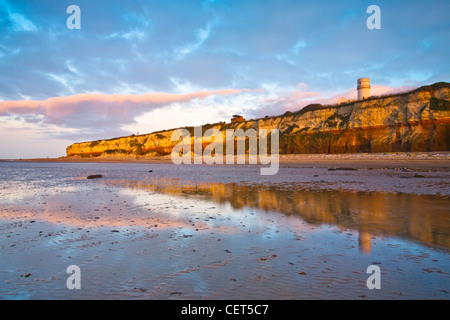 Alten Hunstanton Leuchtturm auf dem geschichteten Rötel Kalkstein und weiße Kreidefelsen am Strand von alten Hunstanton auf Stockfoto