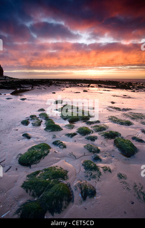 Sonnenuntergang am alten Hunstanton an der Nordküste von Norfolk. Aufgrund seiner Lage auf der Wäsche ist alte Hunstanton einer der wenigen Orte auf Stockfoto