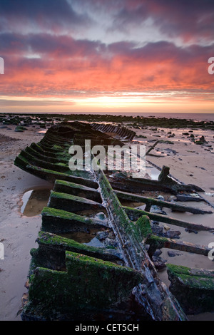 Sonnenuntergang über den Schiffbruch des Sheraton am Strand von alten Hunstanton an der North Norfolk Küste bleibt. Stockfoto