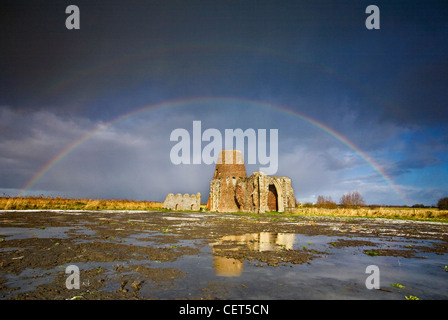 Ein Regenbogen über die Windmühle und Torhaus von St Benets Abbey (Abtei in den Sümpfen) auf den Norfolk Broads gewölbt. Stockfoto