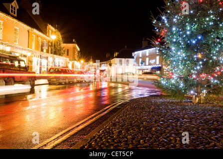 Lichtspuren von Autos auf der Durchreise der georgischen Stadt Holt zu Weihnachten. Stockfoto