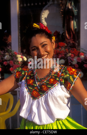 1, 1, mexikanische Frau, mexikanische, Frau, kostümierte Tänzer, Augenkontakt, Vorderansicht, lächelnd, freundlich, Stadt Acapulco, Acapulco, Guerrero, Mexiko Stockfoto