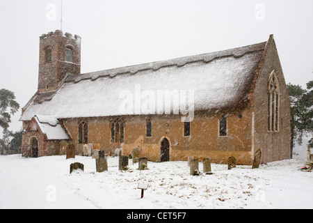 Kirche St. Ethelbert am Thurton in Norfolk im Winter Schneefall. Stockfoto