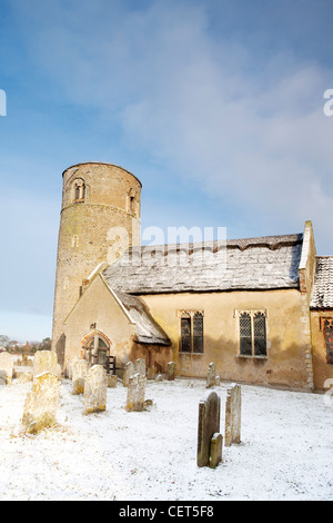 Schnee auf und rund um den Norman Kirche von Herringfleet St. Margarete. Stockfoto